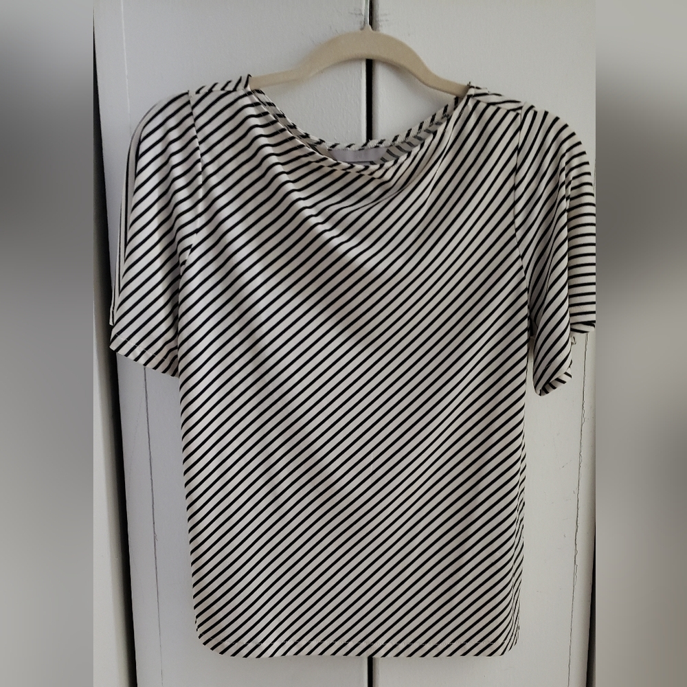 H&M Black and White Diagonal Stripe Short Sleeve Tee